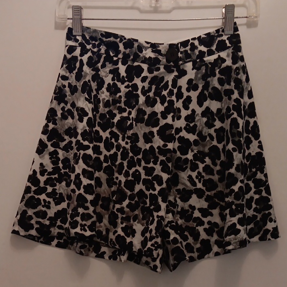 ZARA BLACK &  WHITE ANIMAL PRINT WOMENS SHORTS SIZE XS